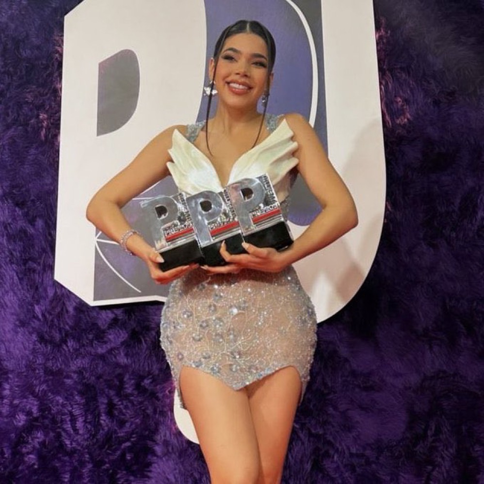 La estrella mexicana KENIA OS es nominada por primera vez a 5 Premios  Juventud de Univisión - TRAP DEL 8 NOTICIAS